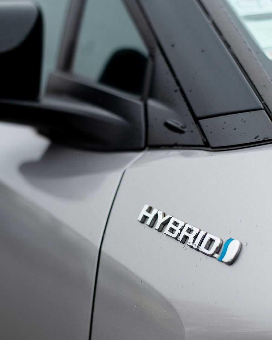 Véhicule hybride Toyota — badge Hybrid